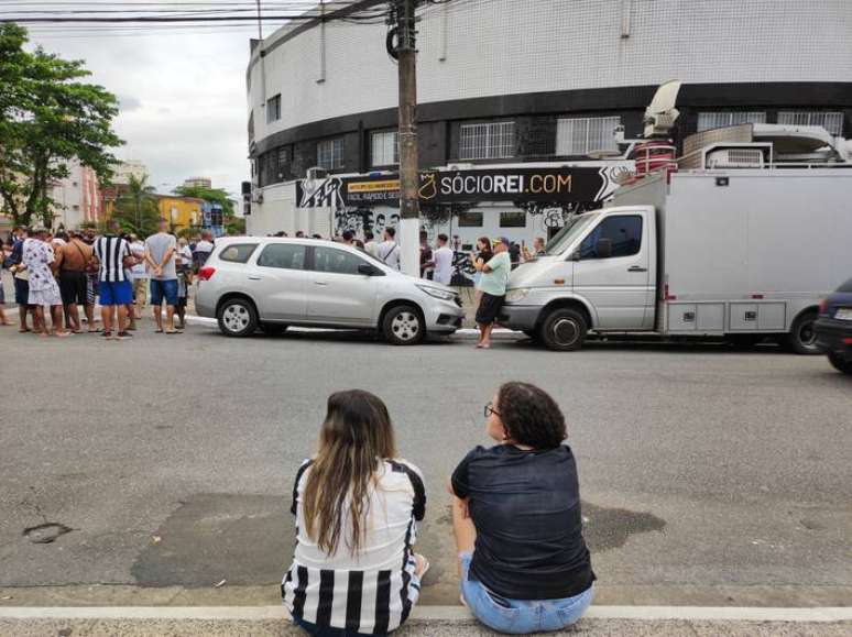 Fãs cercam a Vila Belmiro à espera de Pelé