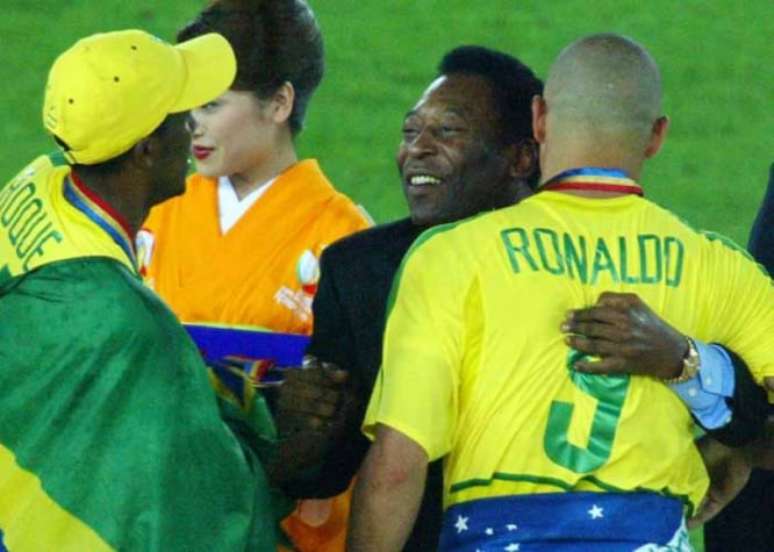 Ronaldo Fenômeno foi abraçado por Pelé após conquistar o pentacampeonato mundial (Foto: AFP/YOSHIKAZU TSUNO)