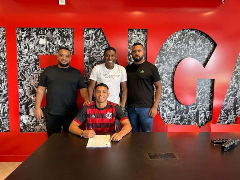 Daniel, junto com seus representantes, no momento de assinatura com o Flamengo (Foto: Divulgação)