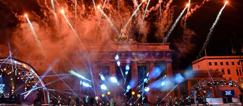 Fogos de artifício junto ao Portão de Brandemburgo em Berlim 