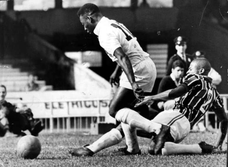 Pelé durante um jogo contra o São Paulo em outubro de 1964