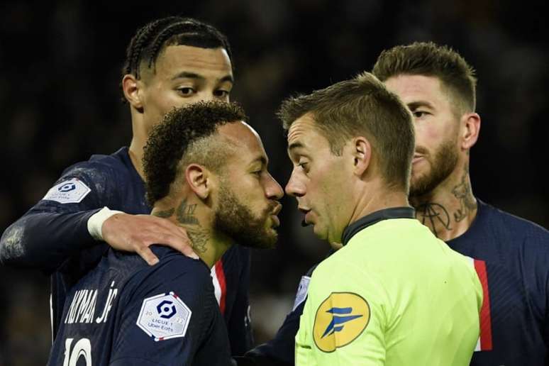 Neymar recebeu cartão vermelho durante o jogo contra o Strasbourg