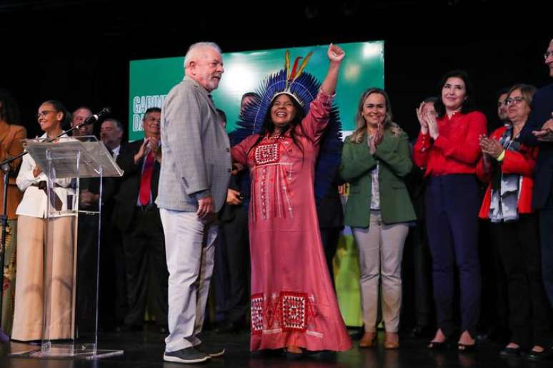 Lula e a futura ministra dos Povos Indígenas, Sônia Guajajara, durante pronunciamento dos novos ministros do governo