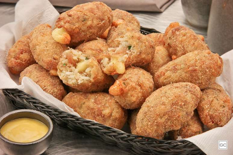 Bolinho de arroz com pernil &ndash; Foto: Guia da Cozinha