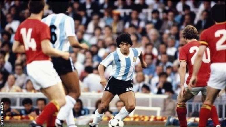 Jornalista diz que toda vez que aparecia na Argentina um jogador habilidoso, ele era automaticamente comparado a Pelé; o mesmo ocorreu com Maradona