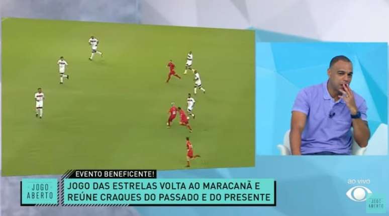 Denílson brincou com caneta sofrida por Carlos Alberto em jogo beneficente (Reprodução/Band)