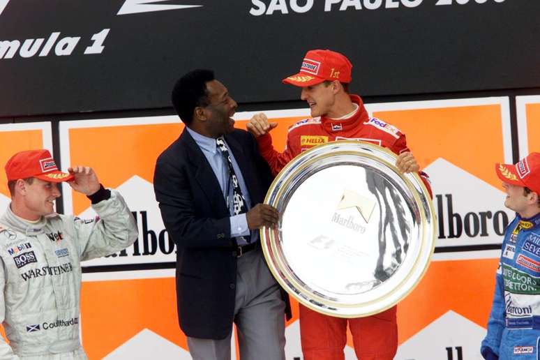 O Rei teve v&aacute;rios encontros com Michael Schumacher. Um deles foi no p&oacute;dio do GP do Brasil de 2000, vencido pelo alem&atilde;o 