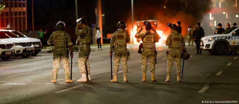 Em 12 de dezembro, apoiadores de Bolsonaro tentaram invadir a sede da PF em Brasília, destruíram carros e queimaram ônibus em vias públicas.