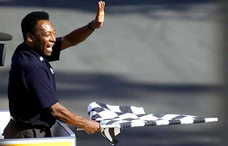Pel&eacute; afirma que foi distra&iacute;do pelo diretor de prova no momento em que Michael Schumacher cruzou a linha de chegada para vencer em Interlagos 