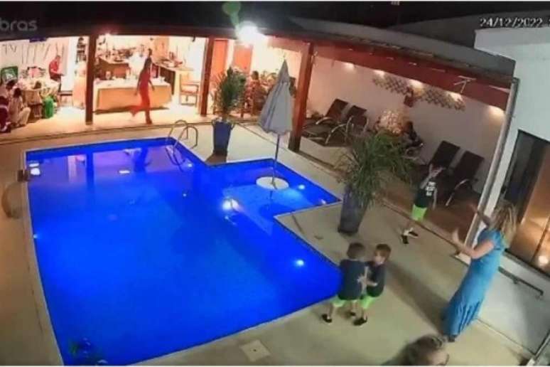 Menino pula na piscina e salva irmão de afogamento 