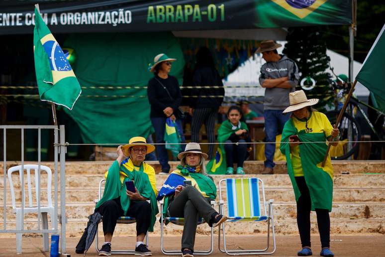 Apoiadores de Jair Bolsonaro acampam em protesto contra Lula no quartel-general do Exército em Brasília 