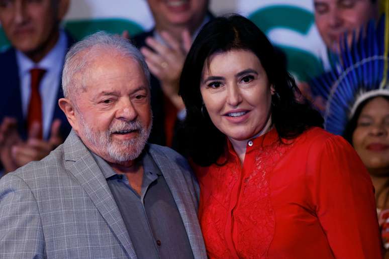 Lula e Simone Tebet durante a nomeação de ministros