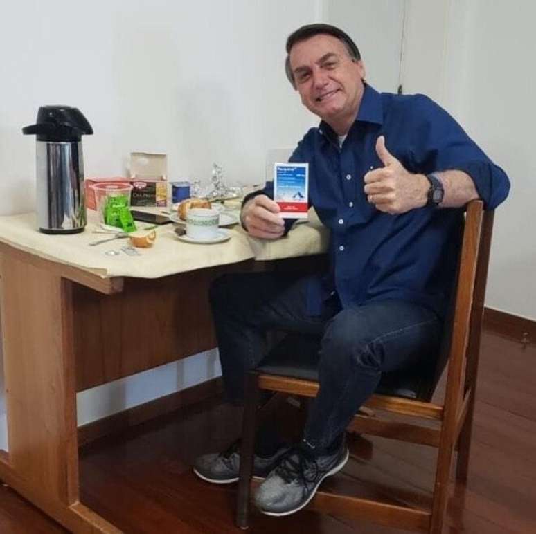 Bolsonaro segura uma caixa de cloroquina