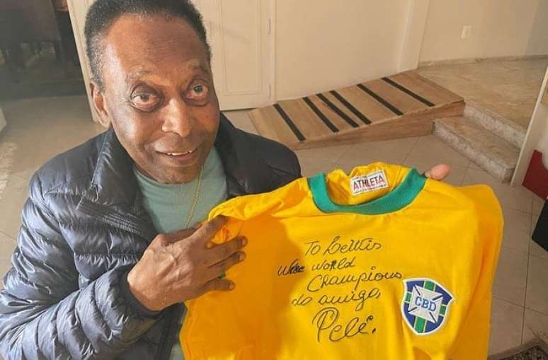 Pel&eacute; com camisa da Sele&ccedil;&atilde;o Brasileira autografada por Lewis Hamilton 