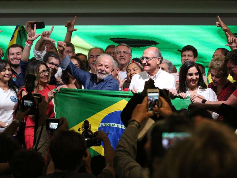 O presidente eleito Lula, escolhido por maioria dos votos da população brasileira nas últimas eleições.