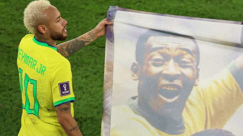 Neymar com cartaz de apoio a Pelé durante a última Copa do Mundo no Catar