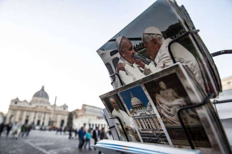 Cartões-postais com imagem de Francisco e Bento XVI à venda na Praça São Pedro, no Vaticano