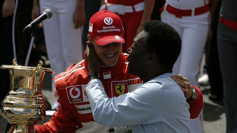 Antes do GP do Brasil de 2006, Pelé entregou um troféu a Michael Schumacher, que estava se aposentando da Fórmula 1 na ocasião 