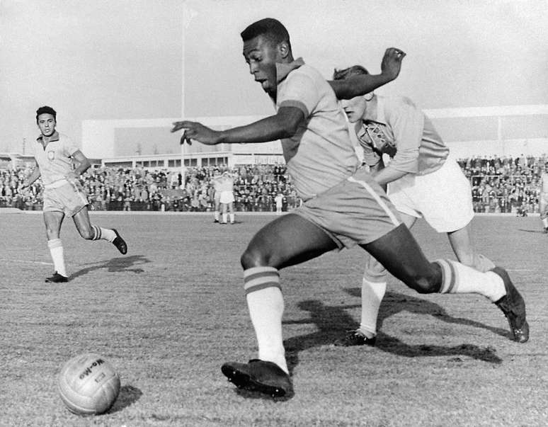 Pelé joga pela seleção brasileira em amistoso na Suécia em 1960