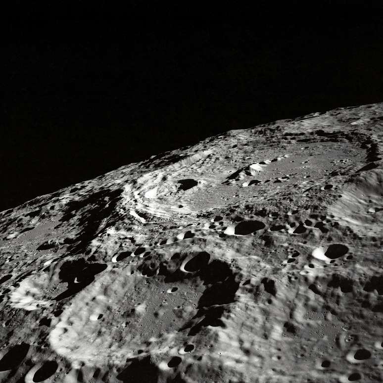 Lua se aproxima do planeta Terra