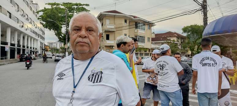  Alvaro Francisco Santos, de 77 anos, foi ao estádio homenagear Pelé 