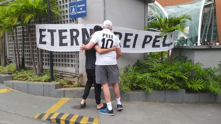 Torcedores vão à porta de hospital tentar se despedir e homenagear Pelé