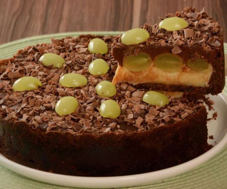 Torta de chocolate com leite em p&oacute; e uva (Reprodu&ccedil;&atilde;o / Guia da Cozinha)