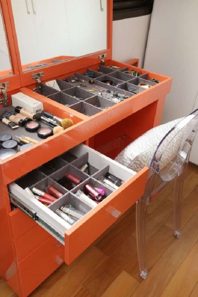 3. Penteadeira laranja para quarto feminino moderno &ndash; Foto Maira Marchio