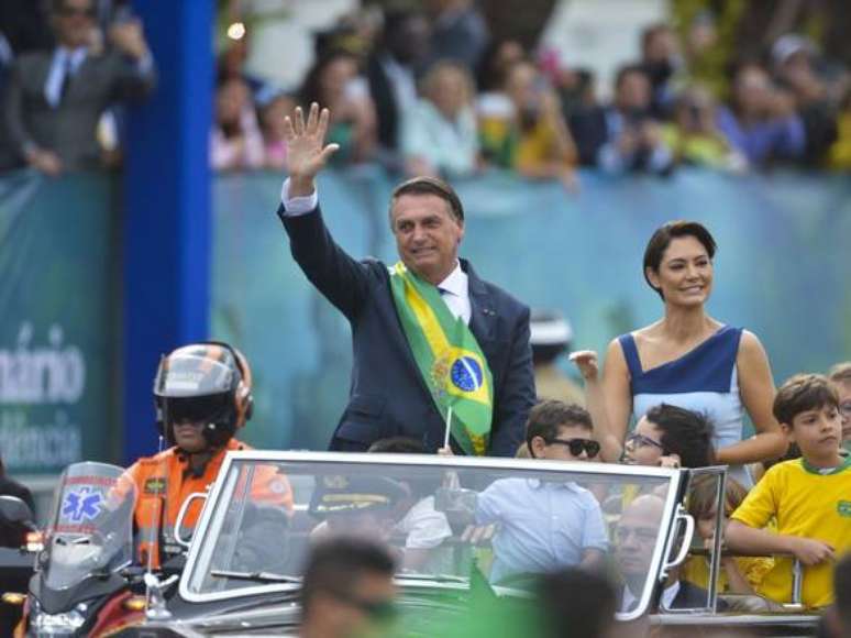 Bolsonaro durante desfile cívico-militar em Brasília