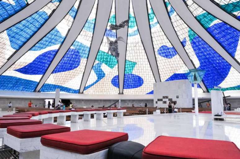 A Catedral Metropolitana de Brasília é situada na Esplanada dos Ministérios, área central da cidade e é conhecida pelaarquitetura contemporânea e os traços de Oscar Niemeyer; artistas conhecidos possuem obras dentro da igreja