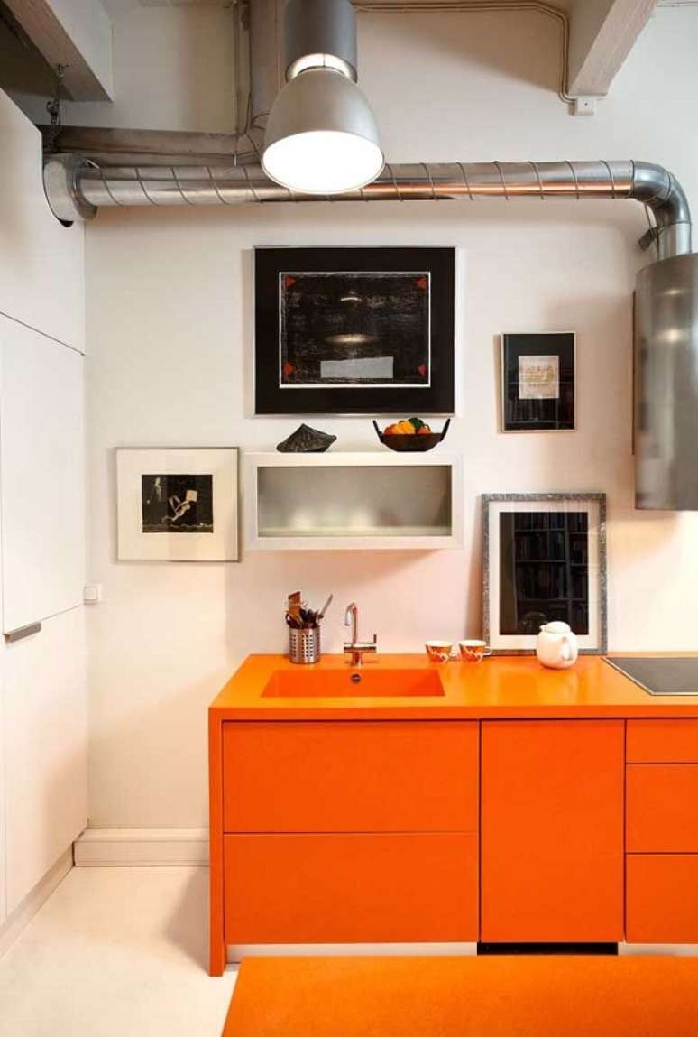 5. Cozinha laranja com pia corian &ndash; Foto CaaGreen
