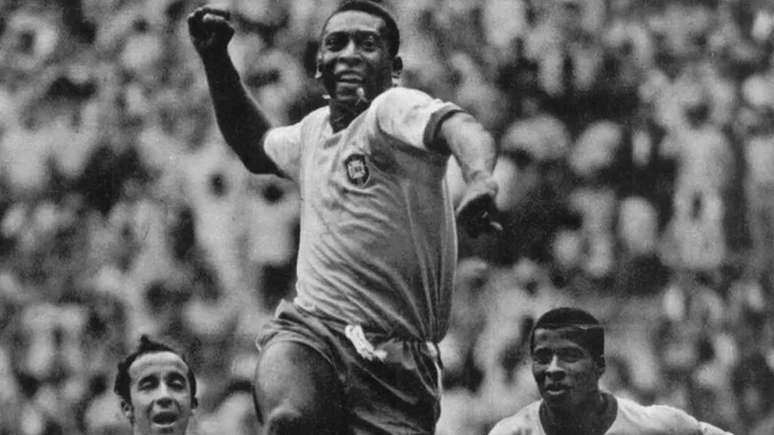 "Todos são muito bons jogadores. Mas Pelé é superior a todo", diz Cesar Luis Menotti