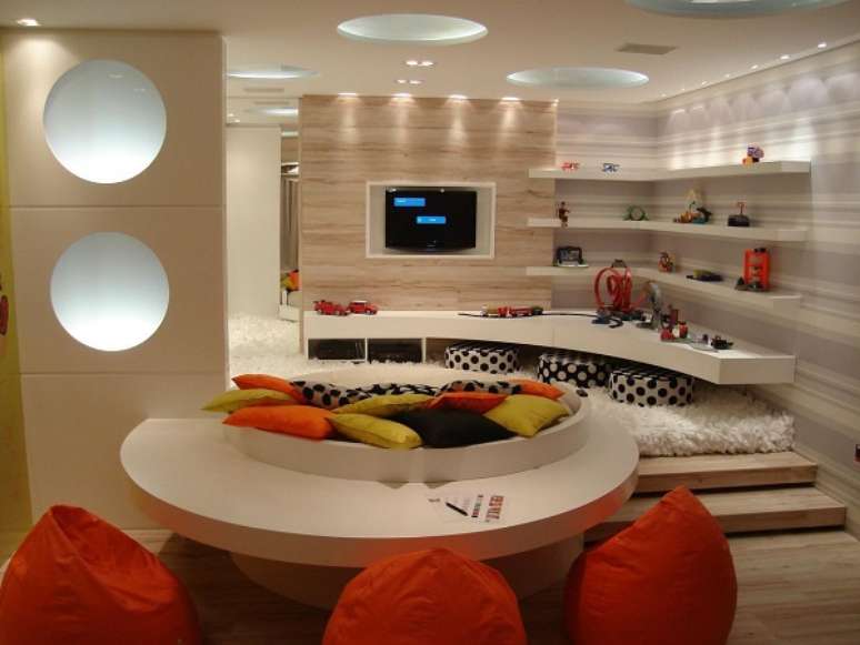 18. Sala de jogos com enfeites em tons de laranja &ndash; Foto Anna Maya Arquitetura