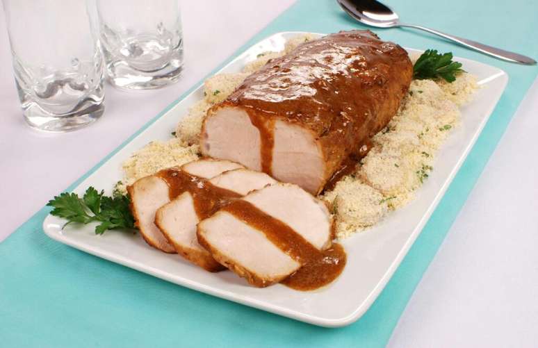 Lombo com farofa de banana &ndash; Foto: Guia da Cozinha