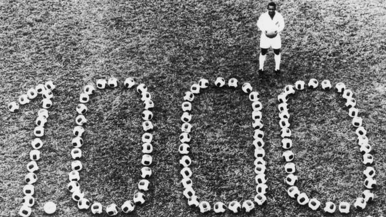 Pelé em foto homenageando seu milésimo gol em 1969