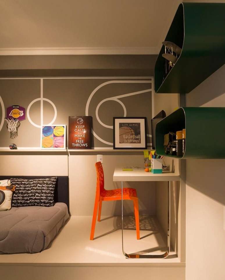 26. Quarto com decora&ccedil;&atilde;o em tons de laranja e m&oacute;veis neutros &ndash; Foto Juliana Pippi