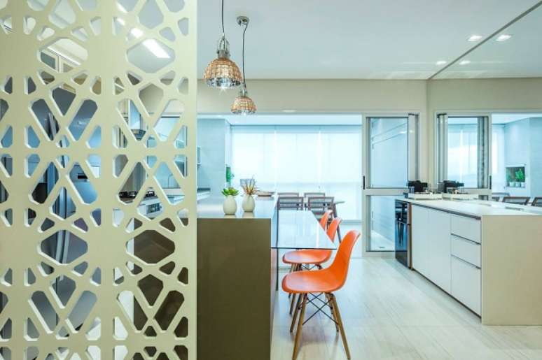 35. Cozinha neutra com cadeiras em tons de laranja &ndash; Foto Andrea Petini