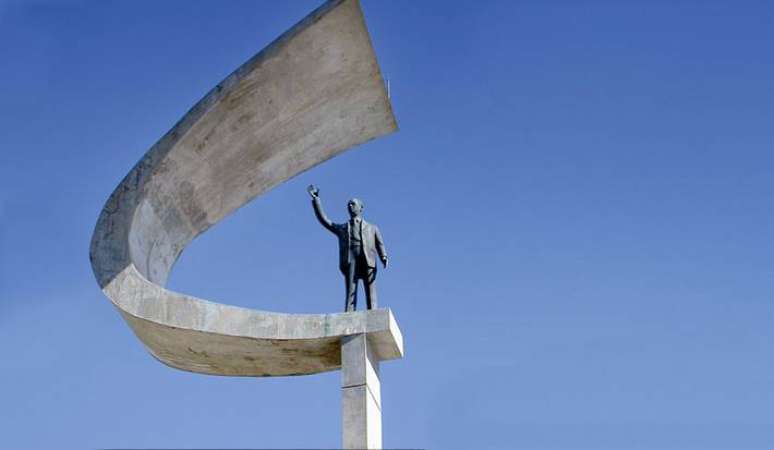 O museu conta a trajetória do ex-presidente que promoveu a construção da capital e foi projetado por Oscar Niemeyer.