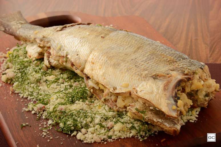 Peixe assado recheado com farofa – Foto: Guia da Cozinha