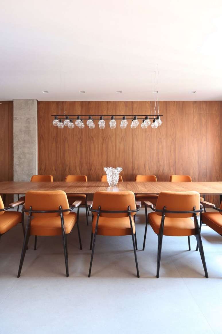 17. Sala de jantar com cadeiras em tons de laranja &ndash; Foto Start Arquitetura