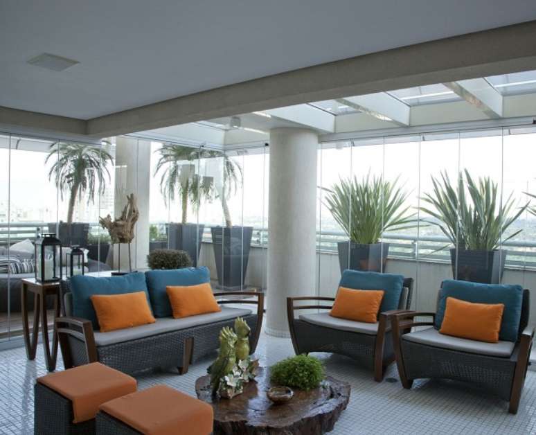 28. M&oacute;veis para varanda gourmet em tons de laranja e azul &ndash; Foto Bianka Mugnatto