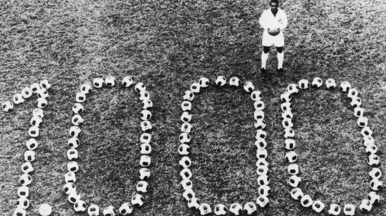 Pelé em foto homenageando seu milésimo gol em 1969