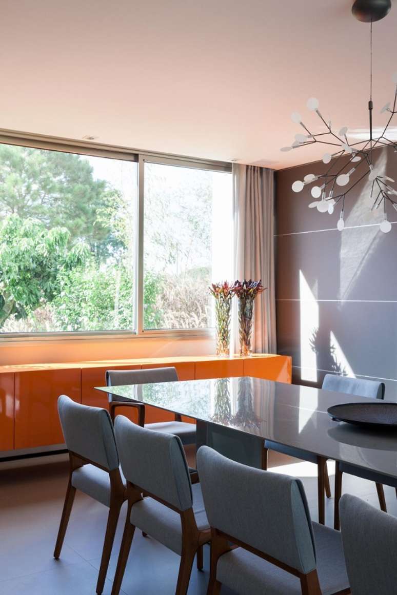 39. Buffet em tons de laranja e m&oacute;veis para sala de jantar em azul marinho Foto Consuelo Jorge