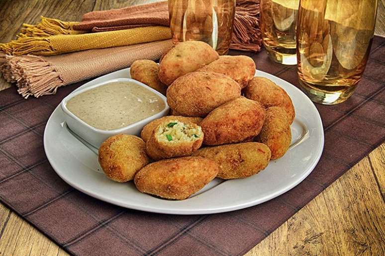 Bolinho de bacalhau com pat&ecirc; de azeitona preta