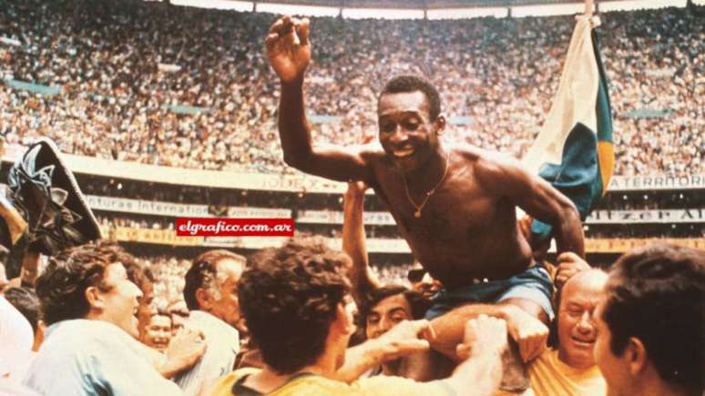 Imagem mostra Pelé comemorando a conquista de um título.