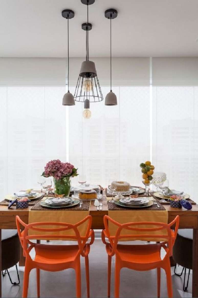 27. Mesa de jantar com cadeiras em tons de laranja &ndash; Foto KZ Arquitetura e Interiores
