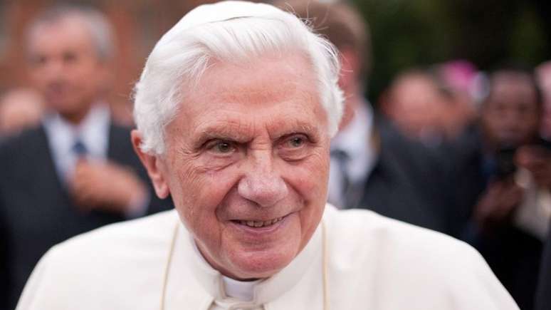 Ex-papa Bento 16 sorri no meio da multidão em 2020
