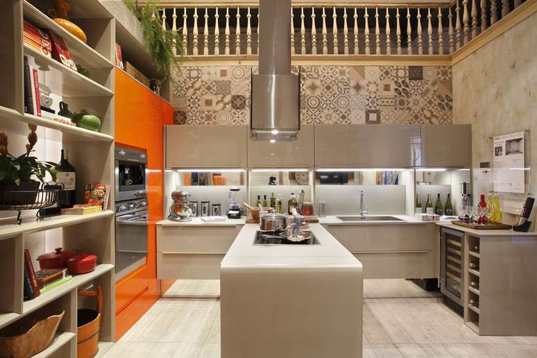 41. Cozinha com m&oacute;veis laranja e bege para uma decora&ccedil;&atilde;o chique &ndash; Foto Fernanda Azevedo Mancinim tons de la