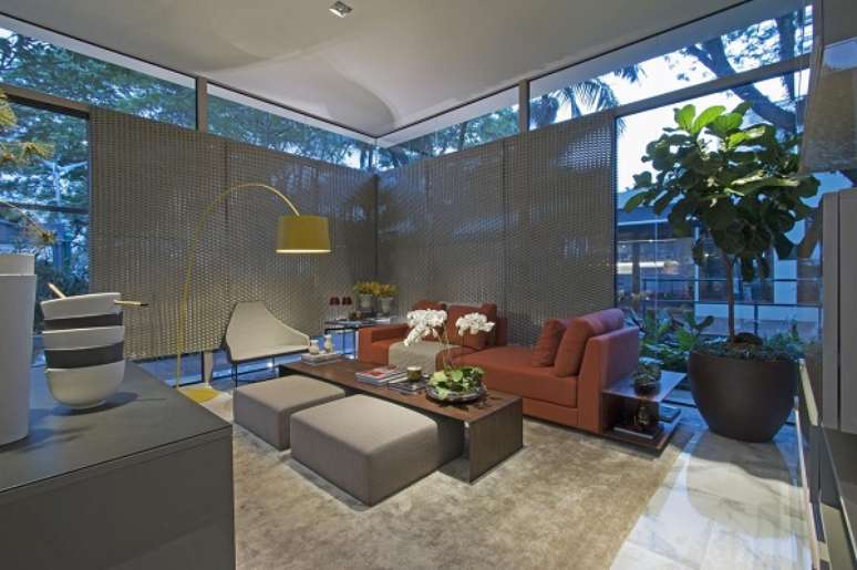 13. Sala neutra decorada com tons de laranja &ndash; Foto Joia Bergamo