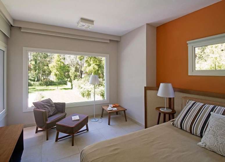 2. Parede em tons de laranja para uma casa alegre &ndash; Foto Estudio Sespede Arquitectos